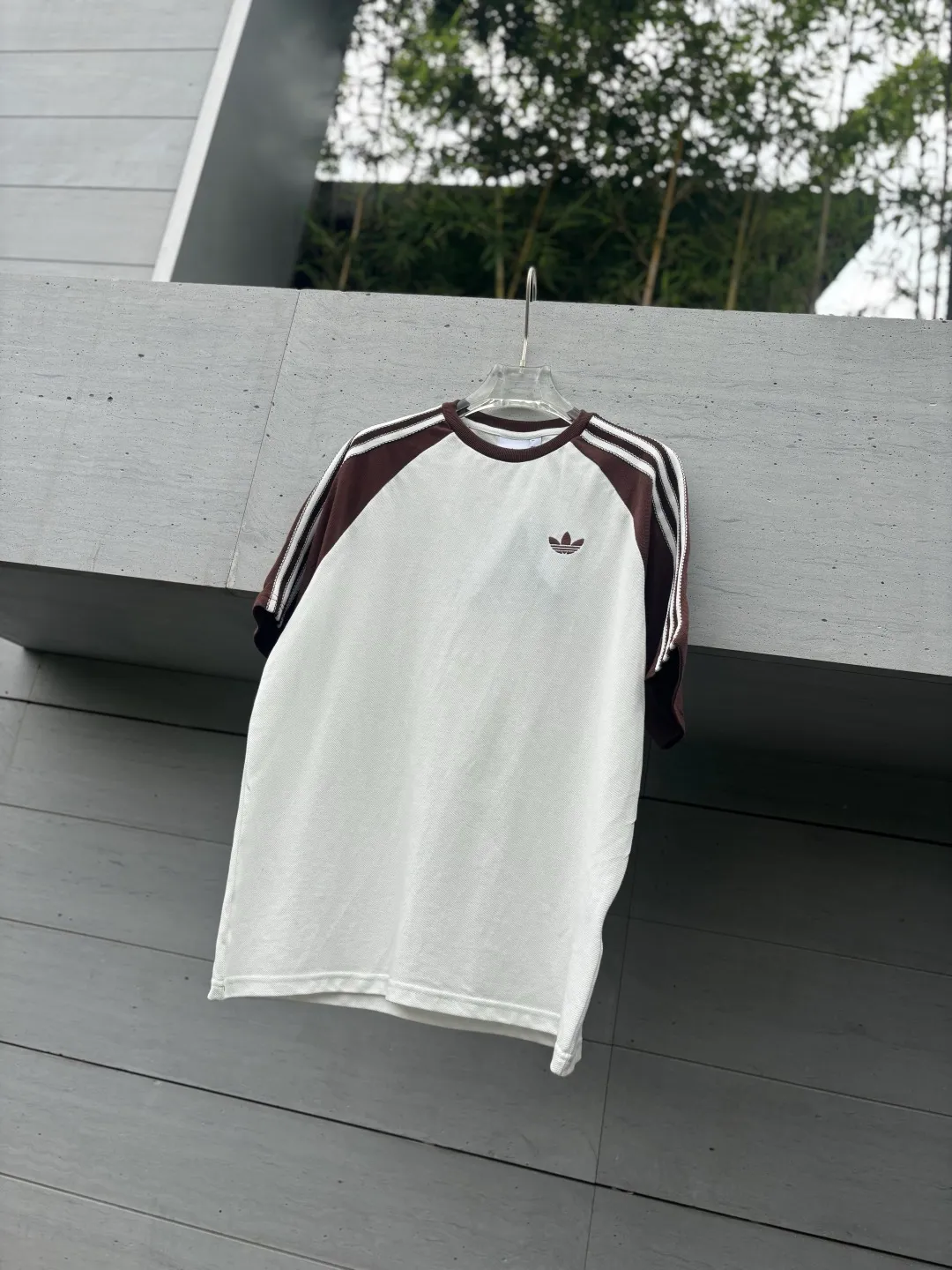 𝟬𝟱𝟬𝟰𝟯# Exclusive real shot/difference between various stolen pictures and online picture versions on the market [𝗔𝗗𝗜𝗗𝗔𝗦 Adidas Clover Classic Raglan Round Neck Couple Style Short Sleeves]👭Who knows! I was very impressed by these two pieces from Adidas ✨Classic raglan sleeves + three stripes on the side, directly welding the 𝟵𝟬𝘀American Retro on the body. ✅Full set of 1:1 customized accessories ➕Customized three-label ➕𝗬𝘂𝗮𝗻 version hang tag ➕𝗹𝗼𝗴𝗼 packaging bag 🔥 ➕Scan the QR code of the tag to enter the official website. ✅The top Original version, ins Xiaohongshu, Kuaishou, and many bloggers wear it. ▫️[Comfortable fabric] Selected pique fabric, skin-friendly and breathable, the upper body is soft and not sweaty, and there is no burden for daily wear ▫️[Versatile is not optional] Light Blue/Khaki are available in two colors. The raglan sleeves hide the flesh and make you look slimmer. You don’t have to choose your body shape or the outfit. It looks good when worn alone. It’s a couple style with eyes closed. ▫️[Full of details] Neat routing, fine workmanship, and clover-leaf prairie texture. It can be worn for daily commuting, going out on the street, and doing sports. ✅The soft and glutinous front-shoulder version hides the flesh to make you look slimmer without picking up your figure. The small label on the chest is low-key and textured/super feeling. I really want every piece𝗮𝗹𝗹𝗶𝗻! Size: 𝗦～𝗫𝗫𝗟 Color: Light Blue Khaki